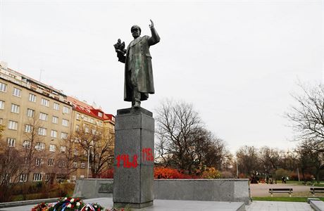 Posprejovan socha marla Ivana Konva v Praze 6.
