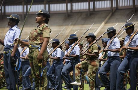 Zimbabwsk armda bhem zkouky na prezidentskou inauguraci.
