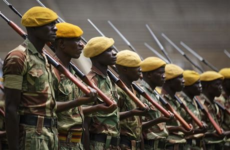 Zimbabwsk armda bhem zkouky na prezidentskou inauguraci.
