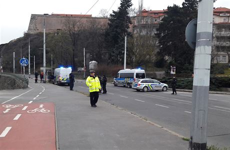 Policie uzavela v praském Podolí nábeí pro auta i MHD