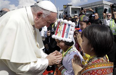 Pape Frantiek se vítá s barmskými dtmi na letiti.