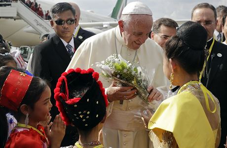 Pape Frantiek v pondl picestoval do Barmy. Jde o vbec prvn nvtvu...