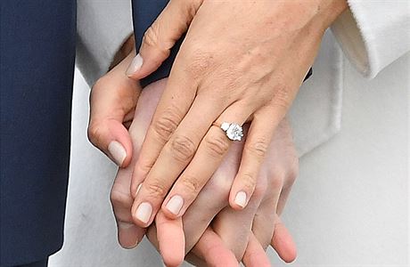 Fotogalerie: Zásnubní prsten na ruce Meghan Markleové.