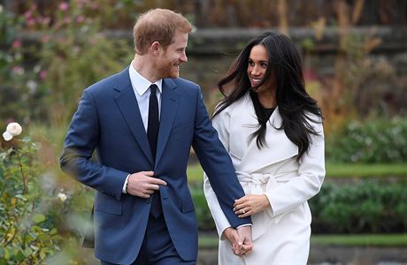 Princ Harry se snoubenkou Meghan Markleovou v zahrad Kensingtonskho palce v...