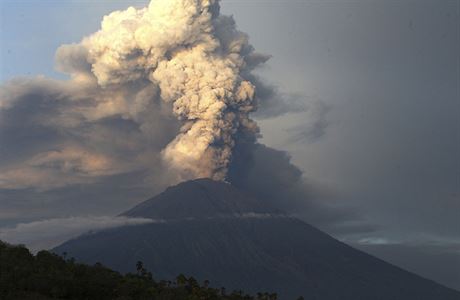 Erupce sopky Agung na Bali.
