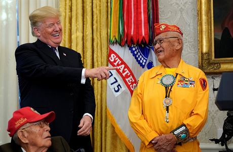 Trump s jedním z len kmene Navajo, který byl ocenn za svj pínos bhem...