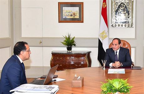 Egyptský prezident Abdal Fattáh Sísí (vpravo) hovoí s doasným pedsedou vlády Mustafou Madbulim (vlevo). 