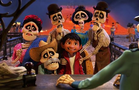 Miguel se setká se svými pedky. Animovaný snímek Coco od studia Pixar (2017).