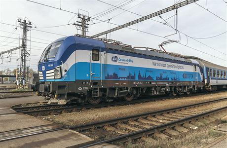 Lokomotiva Siemens Vectron v barvách eských drah.