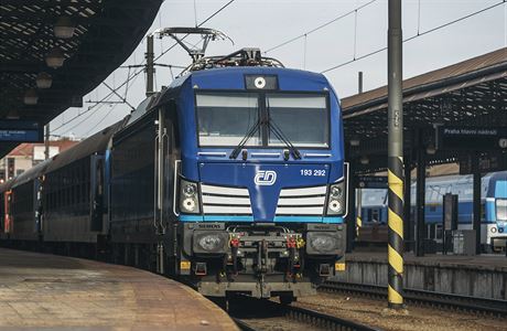 Lokomotiva Siemens Vectron v barvách eských drah.