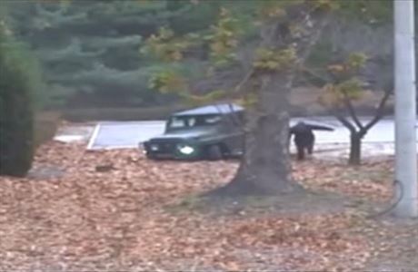 Severokorejec uniká z automobilu po havárii smrem do Jiní Koreje.
