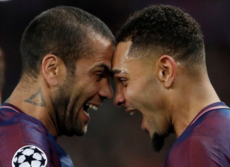 Fotbalisté PSG slaví jeden z gól v síti Celtiku Glasgow. Zleva Dani Alves a...