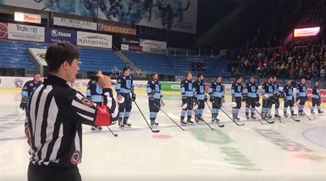 Hokejový rozhodí Martin Hucl zpívá eskou národní hymnu.