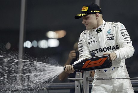 Jezdec Mercedesu Valtteri Bottas z Finska slaví vítzství v GP Abú Zabí.