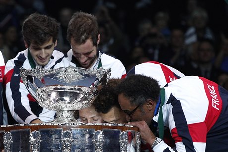 Francouzský tým slaví vítězství v Davis Cupu 2017.