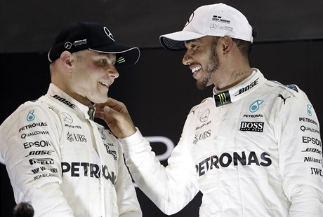 Lewis Hamilton (vpravo) gratuluje Valtteri Bottasovi.