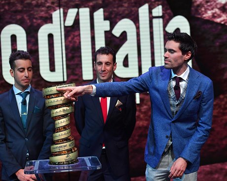 Zleva: Italové Fabio Aru a Vincenzo Nibali spolu s nizozemským vítzem Gira...