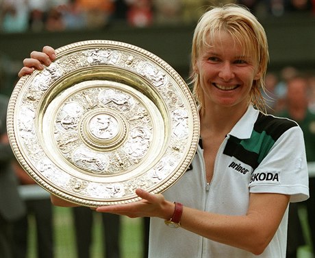 Jana Novotná s trofejí za triumf ve Wimbledonu
