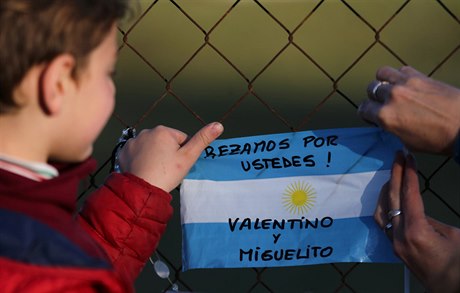 Argentiská vlajka s nápisem Modlíme se za vás!