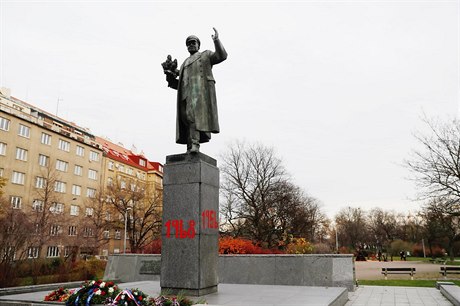 Posprejovaná socha marála Ivana Konva v Praze 6.