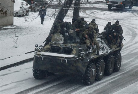 Obrnný transportér projídjící Luhanskem.