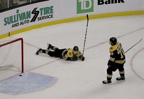 David Pastrák a Charlie McAvoy po gólu od Edmontonu.