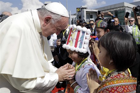 Pape Frantiek se vítá s barmskými dtmi na letiti.