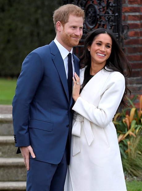 Princ Harry se snoubenkou Meghan Markleovou v zahrad Kensingtonského paláce.