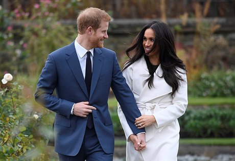 Princ Harry se snoubenkou Meghan Markleovou v zahrad Kensingtonského paláce v...