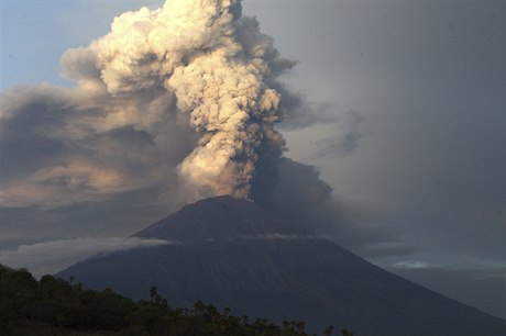 Erupce sopky Agung na Bali.