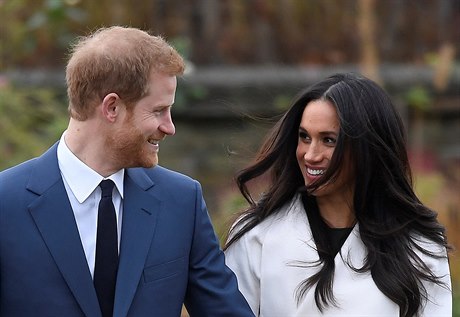 Princ Harry se svou snoubenkou v zahradách Kensingtonského paláce.