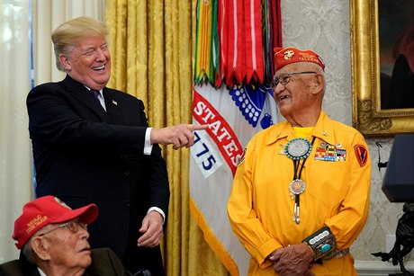 Trump s jedním z len kmene Navajo, který byl ocenn za svj pínos bhem...