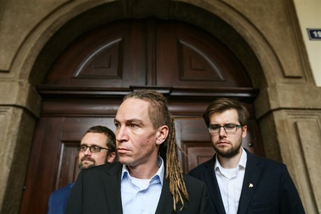 Předseda Pirátů Ivan Bartoš s Jakubem Michálkem (vpravo) a Mikulášem Peksou...