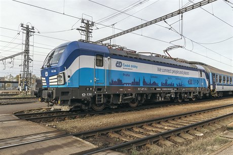 Lokomotiva Siemens Vectron v barvách Českých drah.