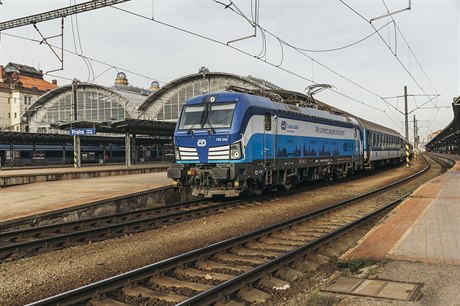 Lokomotiva Siemens Vectron v barvách eských drah.