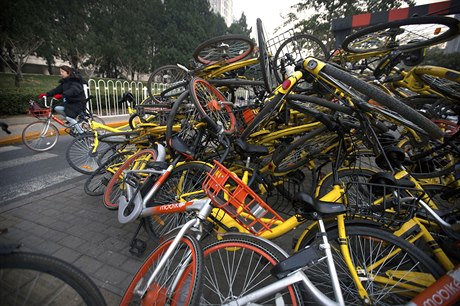 Hromada sdílených kol Ofo a Mobike v ínském Pekingu.