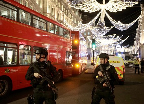 Policie prohlíí okolí stanice Oxford Circus