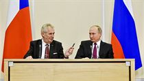 Prezident Ruska Vladimir Putin (vpravo) a prezident R Milo Zeman na tiskov...