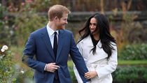 Princ Harry se snoubenkou Meghan Markleovou v zahradě Kensingtonského paláce v...