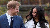 Princ Harry se svou snoubenkou v zahradch Kensingtonskho palce.