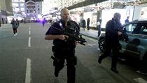 Policie prohledv okol stanice Oxford Circus.