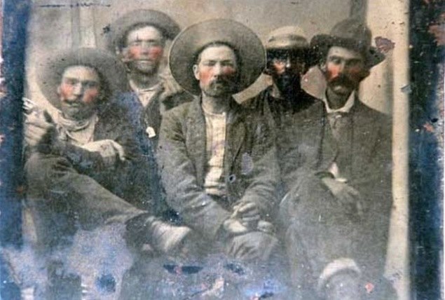 Nov� nalezená fotografie Billyho Kida (druhý zleva) s jeho vrahem (druhý...