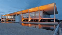 Brasília – sen a skutečnost. Nápadité tvary a křivky bílých betonových struktur