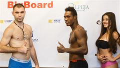 Chorvat Damir Planti (vlevo) a Julio Cesar la Cruz na váení ped boxerským...