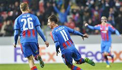 Viktoria Plze - FCSB. Domácí Kolá a Petrela slaví druhý gól v síti hostí.