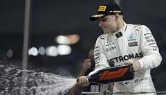 Jezdec Mercedesu Valtteri Bottas z Finska slaví vít�zství v GP Abú Zabí.