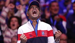 Francouzský nehrající kapitán Yannick Noah slaví triumf své zem ve finále...