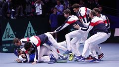 Francouzský tým slaví vítzství v Davis Cupu 2017.