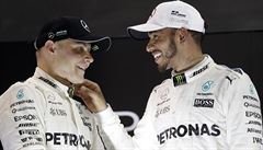 Jezdci Mercedesu Valtteri Bottas a Lewis Hamilton.