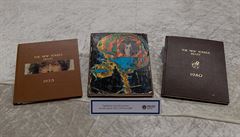 Z osobn�j�ích p�edm�t� byly mezi ukradenými v�cmi i Lennonovy deníky -...